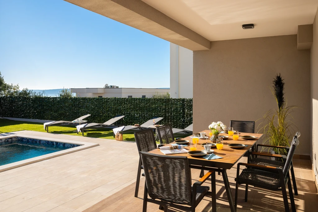Modern Villa with Heated Pool and Sea View, Kaštel Sućurac