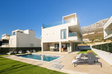 Modern Villa with Heated Pool and Sea View, Kaštel Sućurac