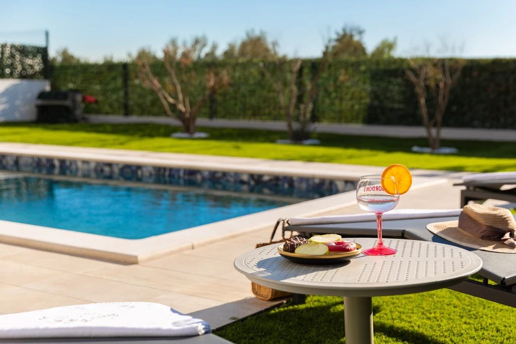 Modern Villa with Heated Pool and Sea View, Kaštel Sućurac