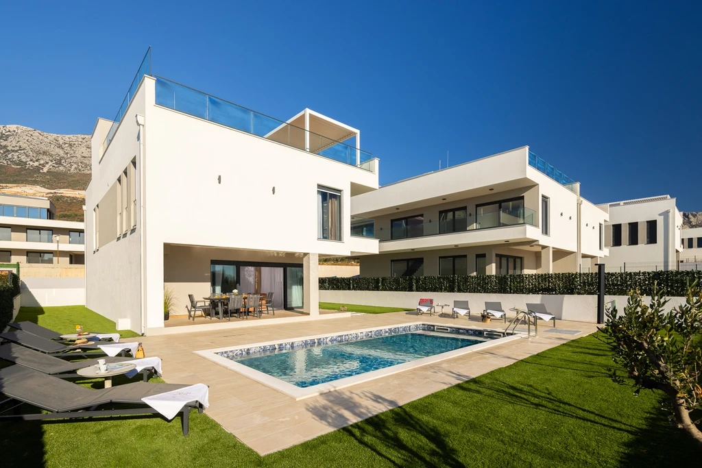 Modern Villa with Heated Pool and Sea View, Kaštel Sućurac