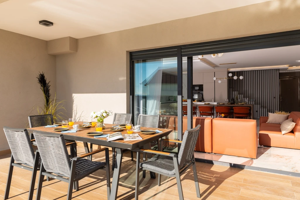 Modern Villa with Heated Pool and Sea View, Kaštel Sućurac