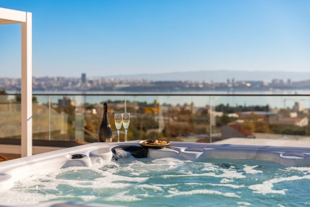 Modern Villa with Heated Pool and Sea View, Kaštel Sućurac