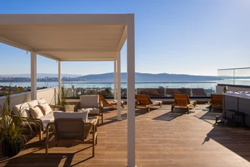 Modern Villa with Heated Pool and Sea View, Kaštel Sućurac