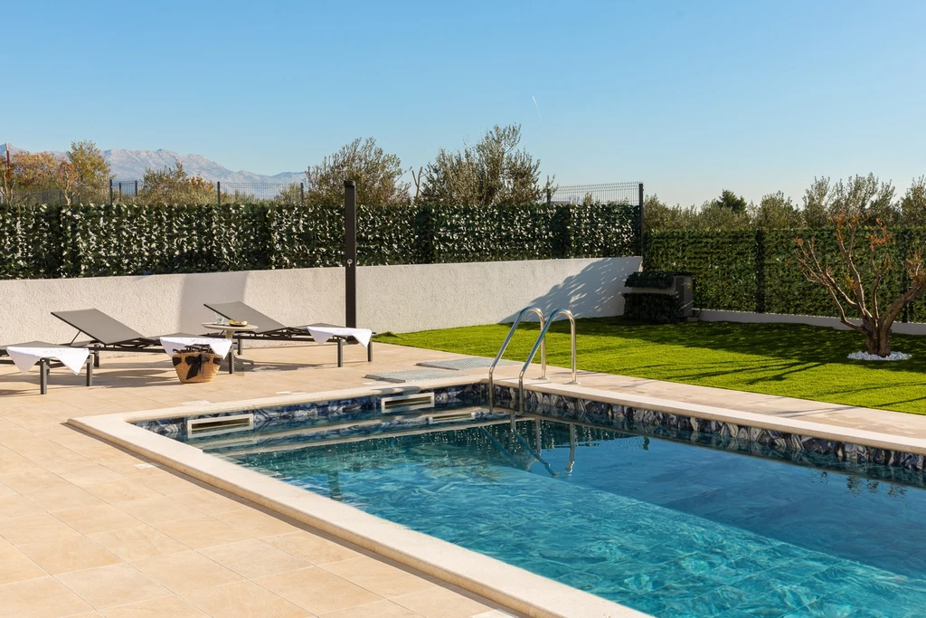 Modern Villa with Heated Pool and Sea View in Kaštel Sućurac