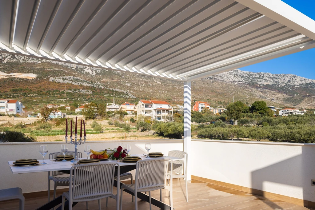 Modern Villa with Heated Pool and Sea View in Kaštel Sućurac