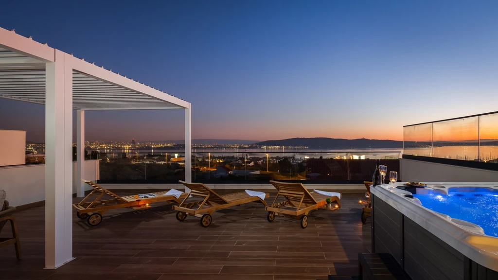Modern Family Villa with Heated Pool in Kaštel Sućurac