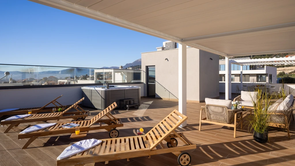 Modern Family Villa with Heated Pool in Kaštel Sućurac