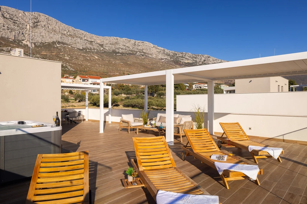 Contemporary Villas Retreat with Pool in Kaštel Sućurac