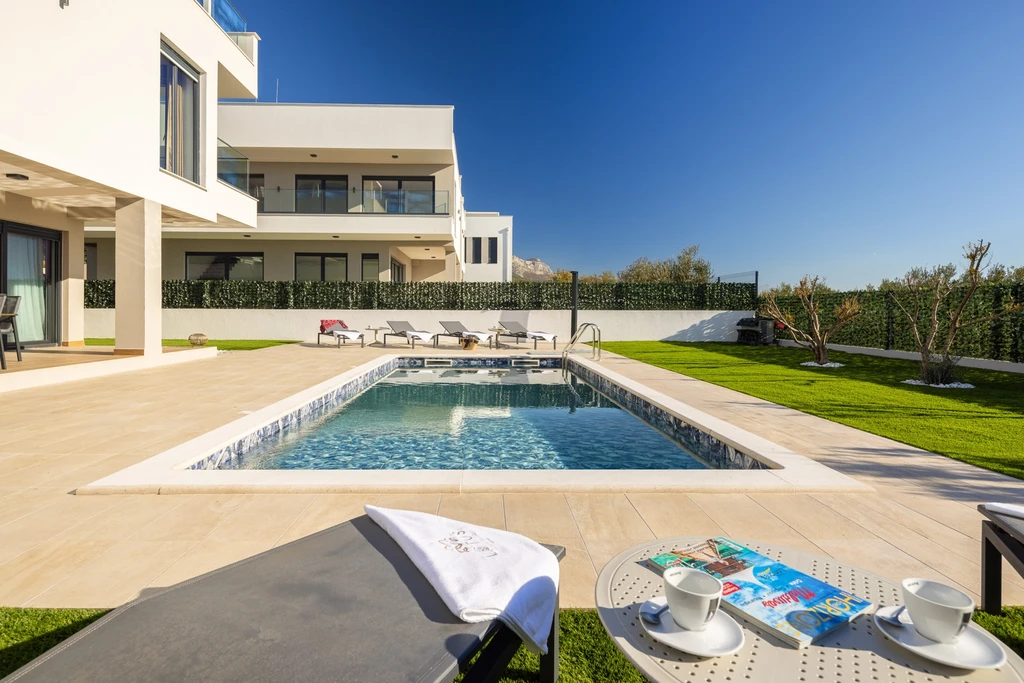 Contemporary Villas Retreat with Pool in Kaštel Sućurac
