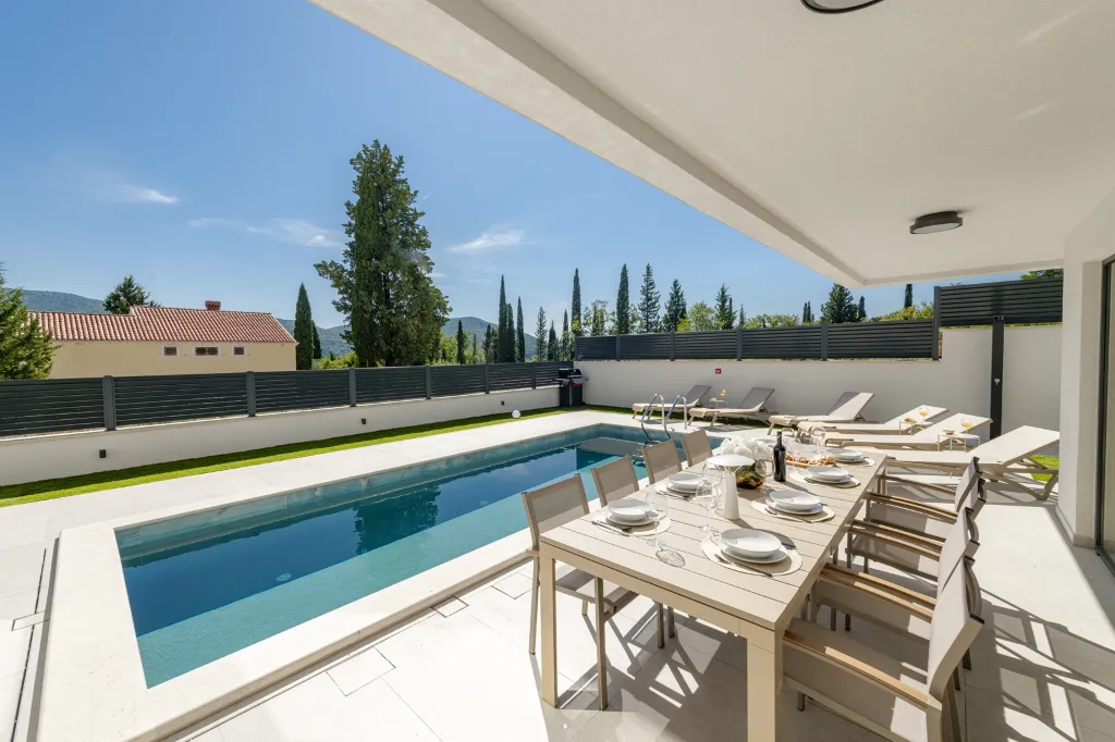 Modern 4-Bedroom Villa Retreat in Slano