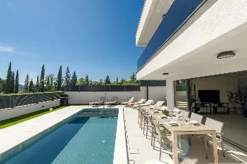 Modern 4-Bedroom Villa Retreat in Slano
