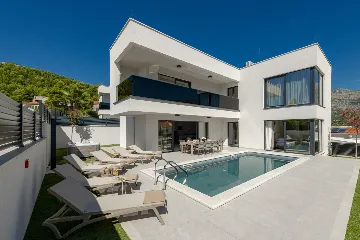 Modern 4-Bedroom Villa Retreat in Slano