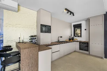 Modern 4-Bedroom Villa Retreat in Slano