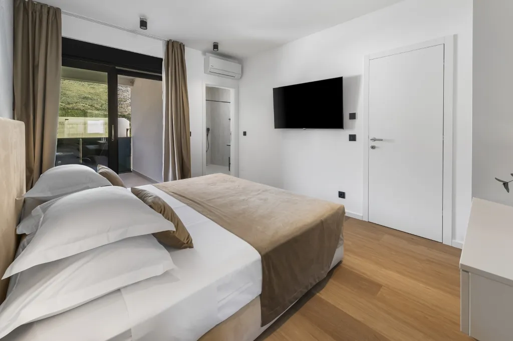 Modern 4-Bedroom Villa Retreat in Slano