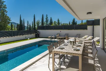 Modern 4-Bedroom Villa Retreat in Slano