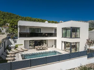 Modern 4-Bedroom Villa Retreat in Slano