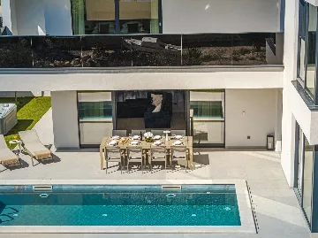 Modern 4-Bedroom Villa Retreat in Slano