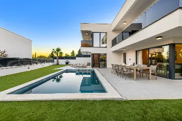 Spacious 4-Bedroom Villa Retreat in Slano