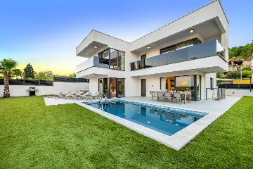 Spacious 4-Bedroom Villa Retreat in Slano