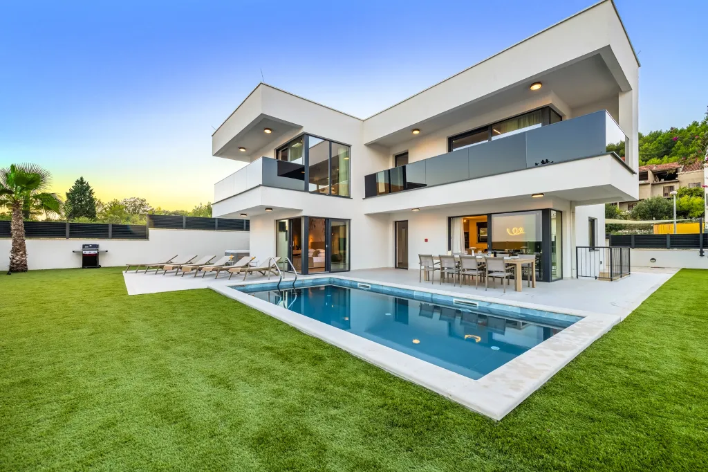 Spacious 4-Bedroom Villa Retreat in Slano