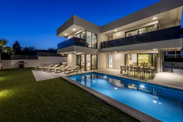 Spacious 4-Bedroom Villa Retreat in Slano