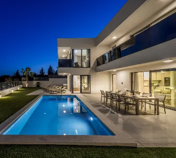 Spacious 4-Bedroom Villa Retreat in Slano