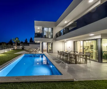 Spacious 4-Bedroom Villa Retreat in Slano