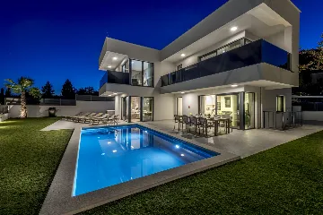 Spacious 4-Bedroom Villa Retreat in Slano