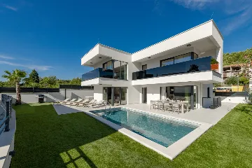 Spacious 4-Bedroom Villa Retreat in Slano