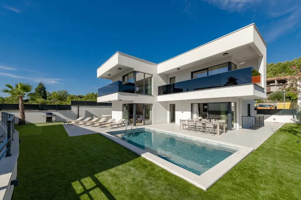 Spacious 4-Bedroom Villa Retreat in Slano