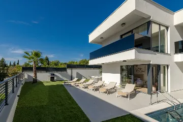 Spacious 4-Bedroom Villa Retreat in Slano