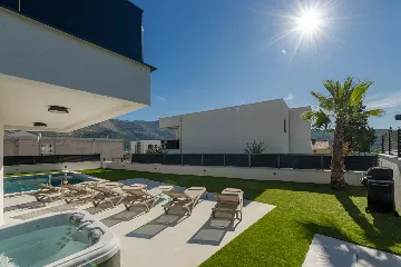 Spacious 4-Bedroom Villa Retreat in Slano