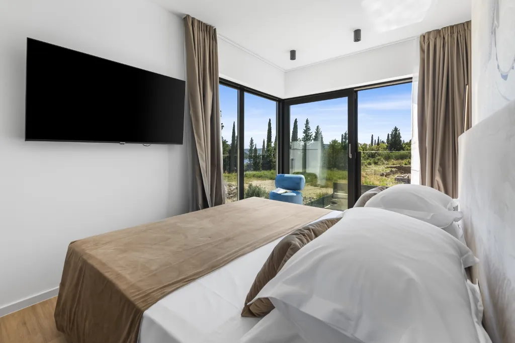 Spacious 4-Bedroom Villa Retreat in Slano