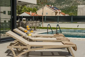 Spacious 4-Bedroom Villa Retreat in Slano