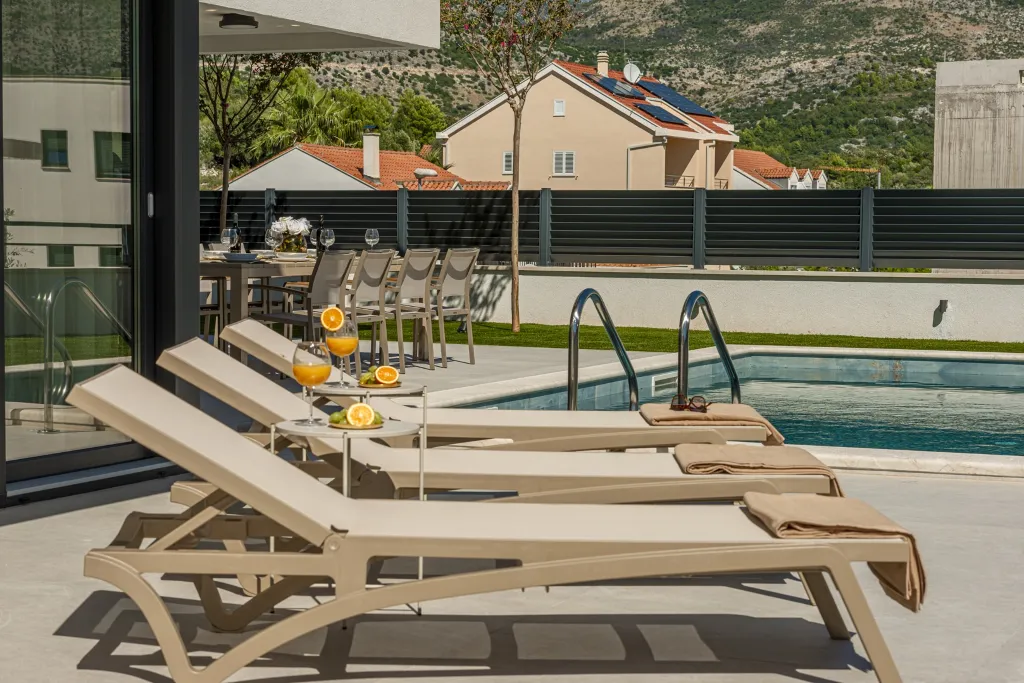 Spacious 4-Bedroom Villa Retreat in Slano