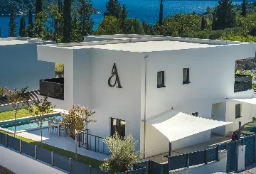 Spacious 4-Bedroom Villa Retreat in Slano