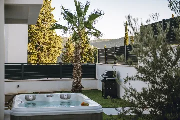 Spacious 4-Bedroom Villa Retreat in Slano