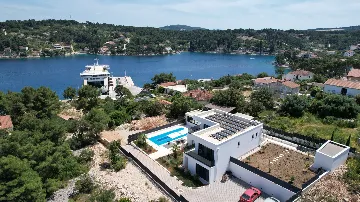 Spacious Family Villa with Terrace in Rogač