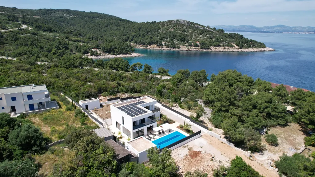 Spacious Family Villa with Terrace in Rogač