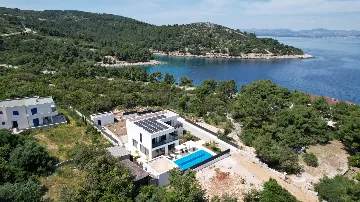Spacious Family Villa with Terrace in Rogač
