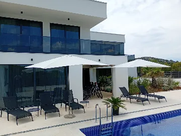 Spacious Family Villa with Terrace in Rogač
