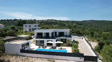 Spacious Family Villa with Terrace in Rogač