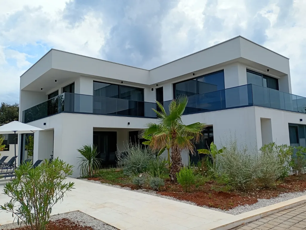 Spacious Family Villa with Terrace in Rogač