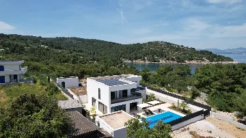 Spacious Family Villa with Terrace in Rogač