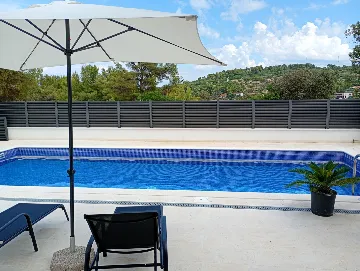 Spacious Family Villa with Terrace in Rogač