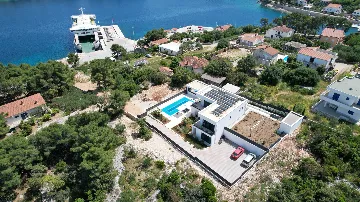 Spacious Family Villa with Terrace in Rogač
