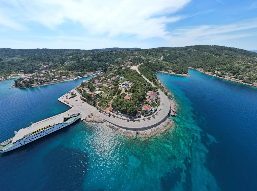 Spacious Family Villa with Terrace in Rogač