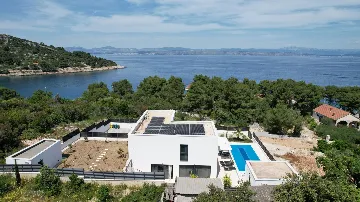 Spacious Family Villa with Terrace in Rogač