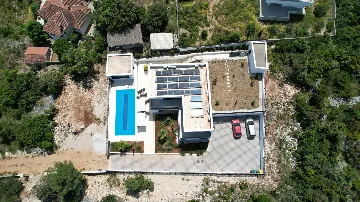 Spacious Family Villa with Terrace in Rogač