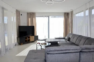 Spacious Family Villa with Terrace in Rogač